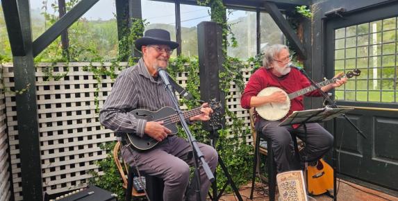 The Pelican Inn Host Sips, Snacks and Strings with Music from the British Isles